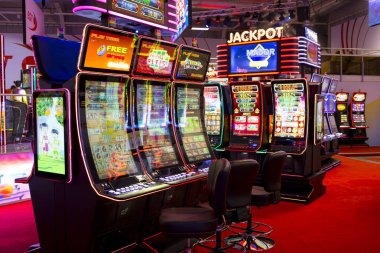 halobet slot sportsbook and casino menu showing badminton and other sports